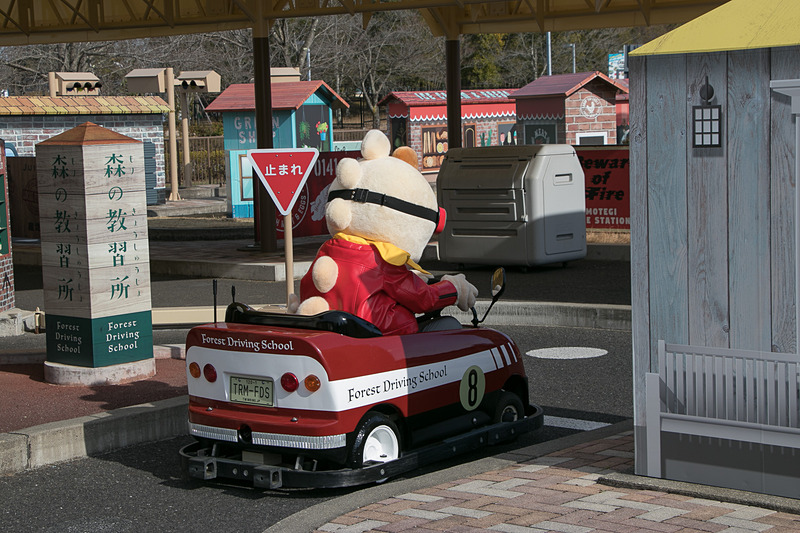 市街地コースをドライブしながら交通ルールを学ぶ「森の教習所」。「止まれ」の標識では一時停止して安全を確認