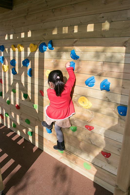 ボルダリングに挑戦する女の子