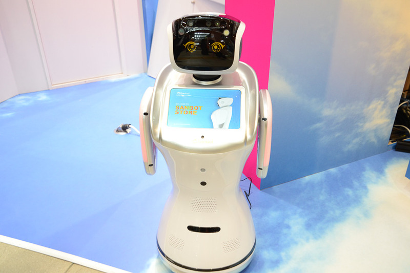 「Sanbot」は巡回/監視などを行なうコミュケーションロボットで、17カ国語に対応している