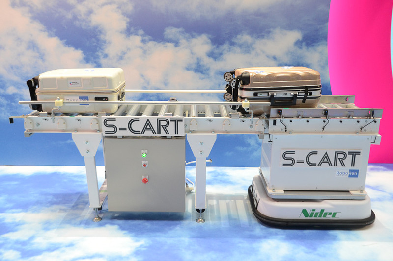 決められたところから正確に荷物を運ぶことができるという「S-CART（エスカート）」（写真左）と「MiR100（ミア100)」（写真右）