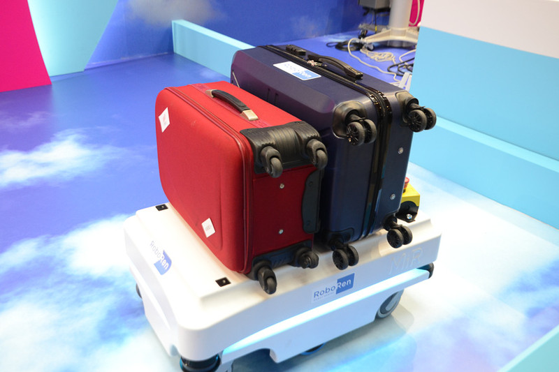 決められたところから正確に荷物を運ぶことができるという「S-CART（エスカート）」（写真左）と「MiR100（ミア100)」（写真右）