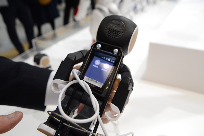 小さめのロボット「RoBoHon（ロボホン）」にはアプリが入っているため翻訳したり、線をつなげば電話としても使えるという