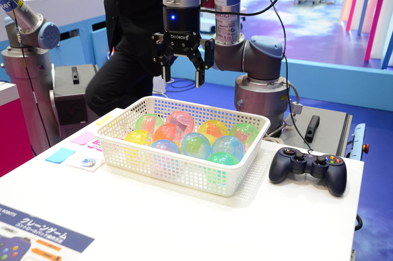 ロボットアームを用いたクレーンゲームとお絵かきコーナー。実際には部品の組み立てなどを行なうロボットアームだが、展示に合わせてエンタテイメント仕様になっている