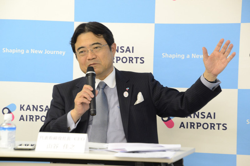 2018年夏期スケジュールについて説明した関西エアポート株式会社 代表取締役社長 CEO 山谷佳之氏