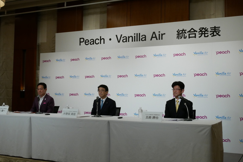 ANAグループのLCC、ピーチとバニラエアが統合を発表。会見に臨む（左から）Peach Aviation株式会社 代表取締役CEO 井上慎一氏、ANAホールディングス株式会社 代表取締役社長 片野坂真哉氏、バニラ・エア株式会社 代表取締役社長 五島勝也氏