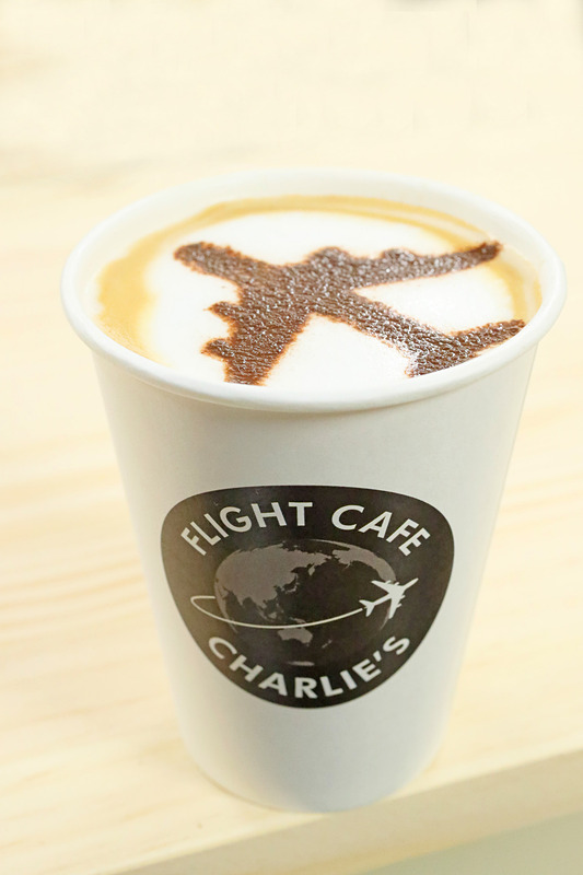 フライトカフェ・チャーリイズのロゴが入ったカップ