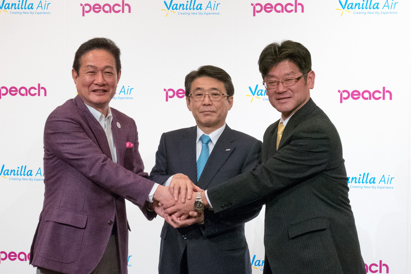 ANAグループのLCC、ピーチとバニラエアが2019年度末を目処に統合。会見に臨む（左から）Peach Aviation株式会社 代表取締役CEO 井上慎一氏、ANAホールディングス株式会社 代表取締役社長 片野坂真哉氏、バニラ・エア株式会社 代表取締役社長 五島勝也氏