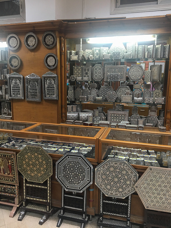 お土産屋さん。象嵌細工の小物など