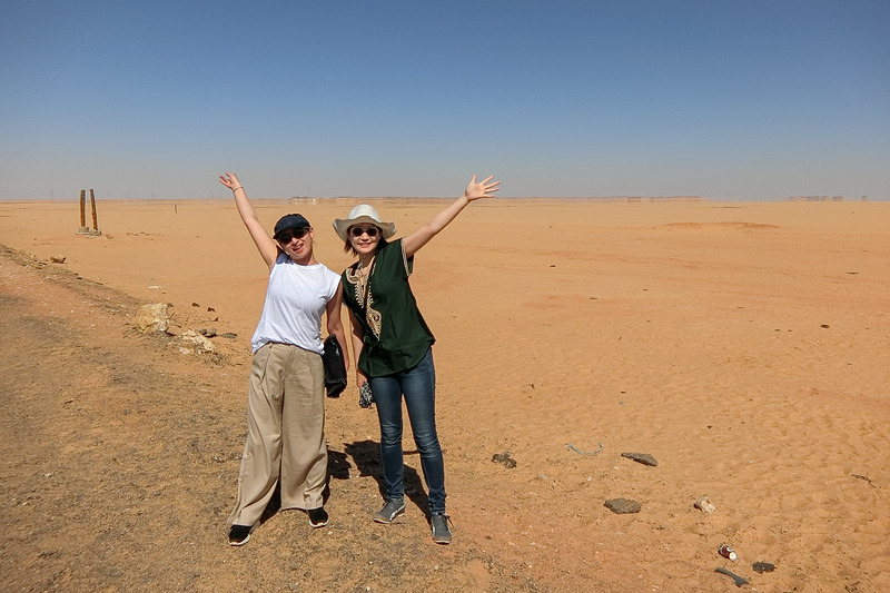 アブシンベルへ向かう砂漠！奥に蜃気楼も写っています