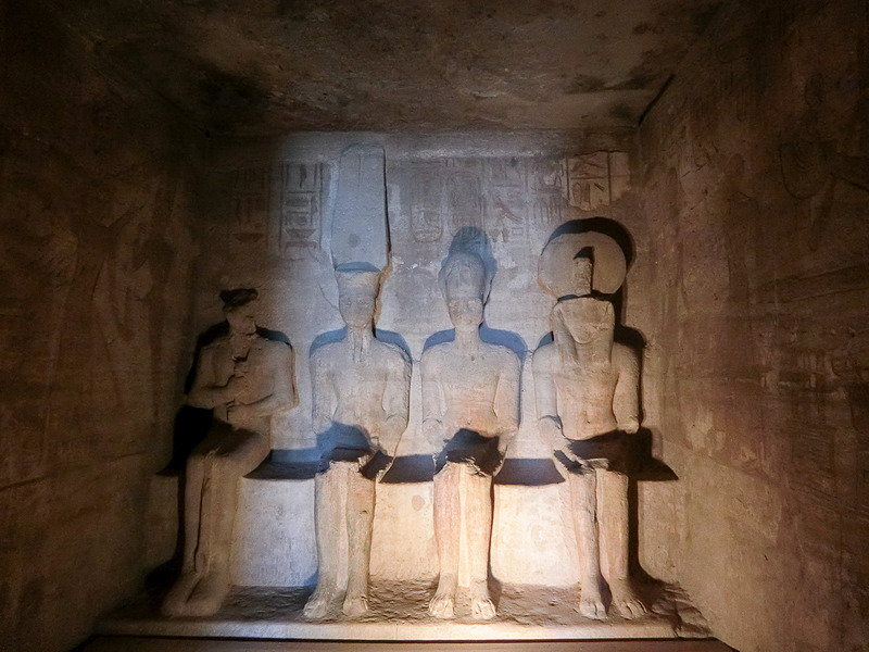 至聖所。神と並んで右から2番目にラムセス2世が鎮座。1番左の闇の神プタハ神にだけは光が当たらない