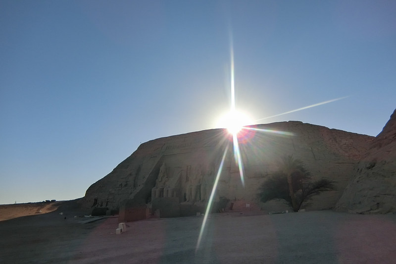 古代エジプト人が太陽を神と崇めるのも頷けます。アブシンベル神殿と太陽