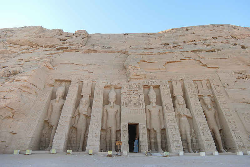 ラムセス2性の愛妃ネフェルタリとハトフル女神に捧げられた小神殿