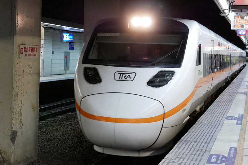 定刻どおりにホームに滑り込んできた太魯閣列車。なかなかかっこいい姿をしている