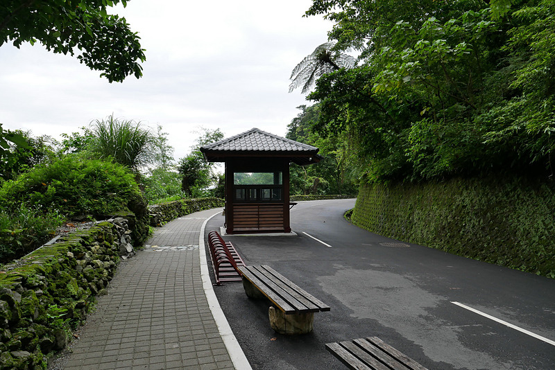 この遊歩道を5分ほど歩くと、見晴らしのよい場所に出る