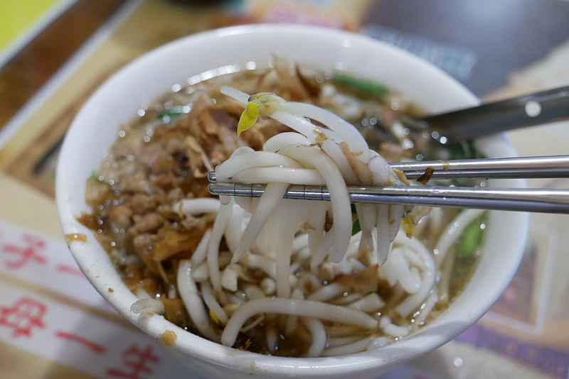 米粉で作られた麺は、つるつるとして柔らかい、日本のうどんとは違う食感で、病みつきになる美味しさだ