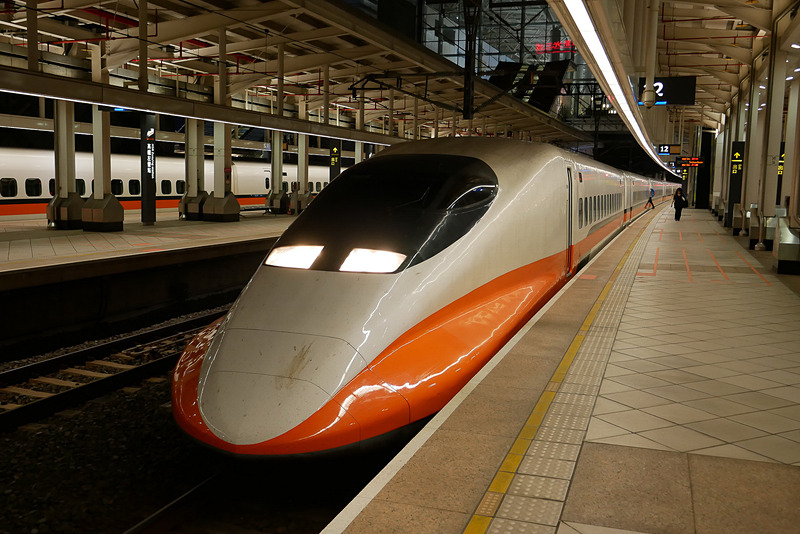 新左営駅から日本の700系新幹線をベースとする台湾新幹線で台北駅へ