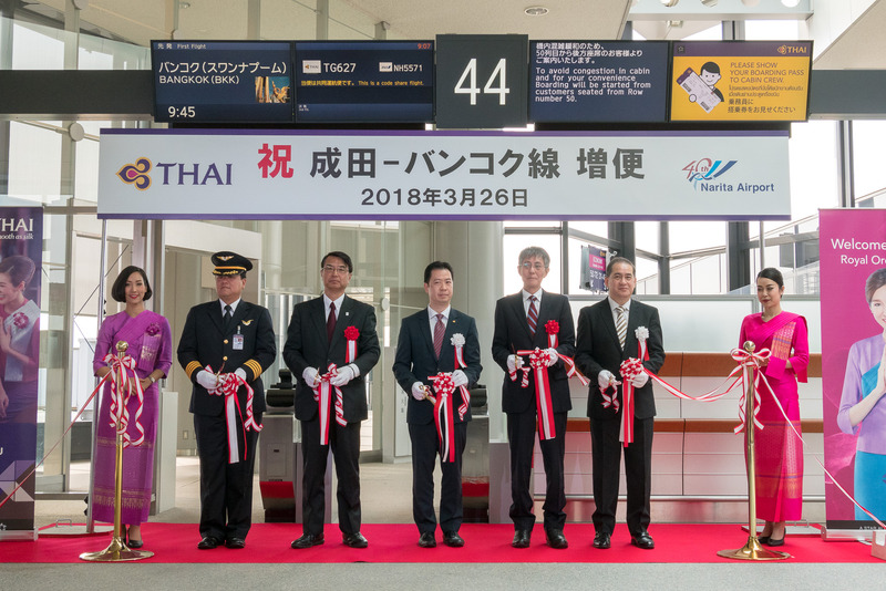 テープカット。左からパヤカパン・サンガポン機長、成田国際空港株式会社 代表取締役副社長 長田太氏、タイ国際航空 日本・アメリカ地区総支配人 アーヌパープ・キッティクン氏、国土交通省 東京航空局 成田空港事務所 成田国際空港長 石井靖男氏、タイ国際航空 成田空港 空港支配人 ニワチャイ・パーラカウォン・ナ・アユタヤ氏