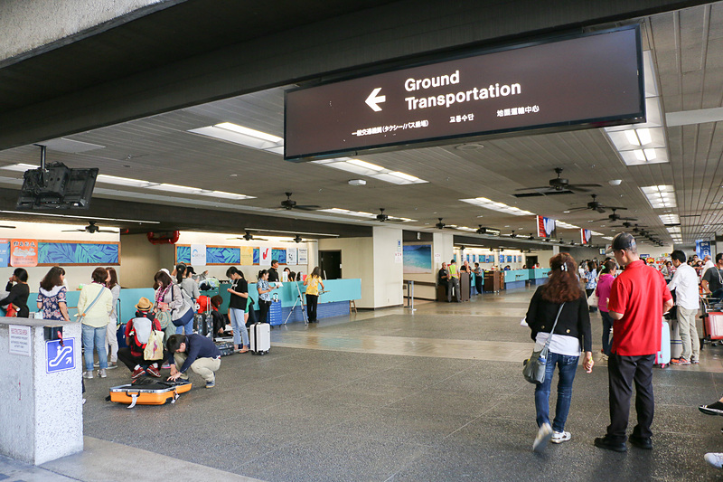 ホノルル空港にはワタベウェディングの空港カウンターがある。場所はパック旅行などの団体客が利用する出口を出てすぐ右