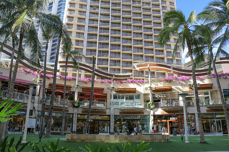 堺さんご夫妻がワイキキの街を散策