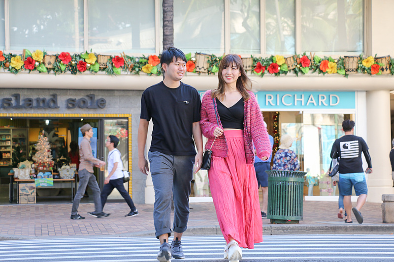 堺さんご夫妻がワイキキの街を散策