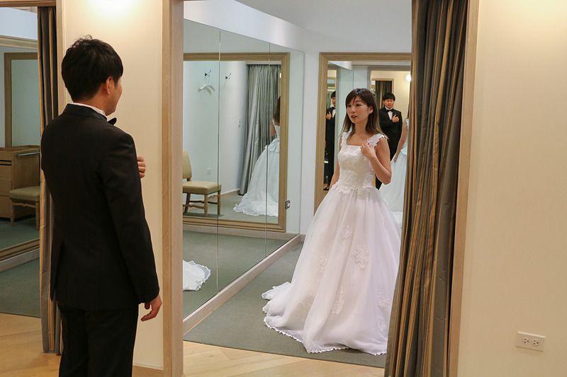 「どれがいいと思う？」いろいろなドレスを試着して、2人でじっくり検討