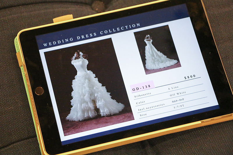 2人の衣裳は、iPadで写真を確認しながら選ぶことができる