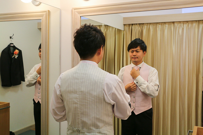 いよいよ最後の仕上がり。新郎も着替えて堺さんご夫妻の準備は完了