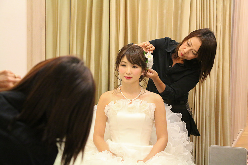 ドレスも決まってヘアメイク