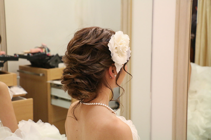 ヘッドピースはいろいろ悩んでトロピカルな「花冠」（プラス50ドル）をセレクト