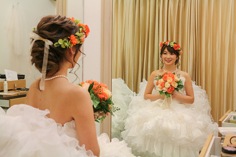 ヘッドピースはいろいろ悩んでトロピカルな「花冠」（プラス50ドル）をセレクト