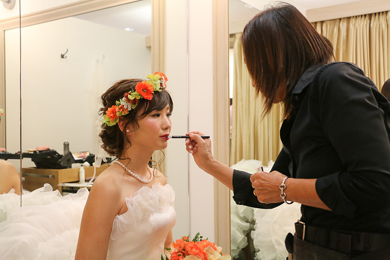 いよいよ最後の仕上がり。新郎も着替えて堺さんご夫妻の準備は完了