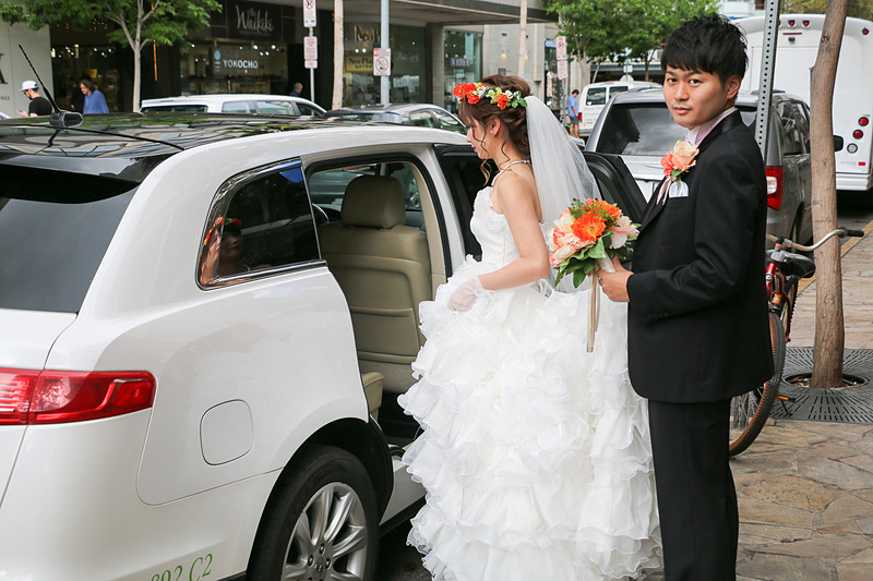 いよいよ式場となるジ・アカラ チャペルへ出発。このクルマの送迎は基本料金に含まれている