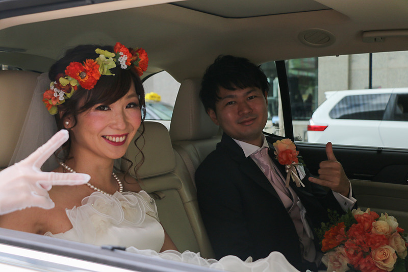 いよいよ式場となるジ・アカラ チャペルへ出発。このクルマの送迎は基本料金に含まれている