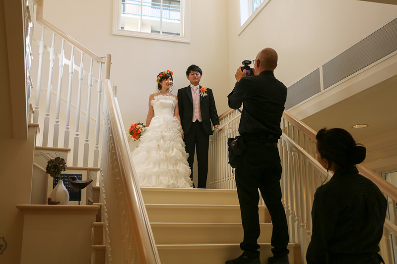 プロのウェディングカメラマンが2組それぞれに随行した