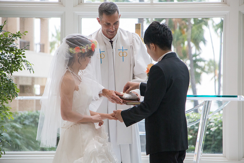 指輪を交換して誓いの口づけ