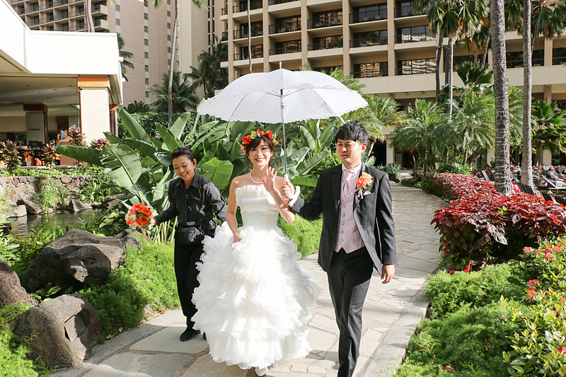 そしてチャペルから介添えとともにビーチへ移動