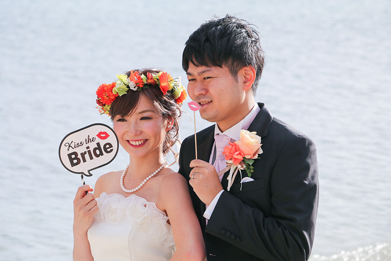 ビーチに出てフォトプロップなども使い撮影