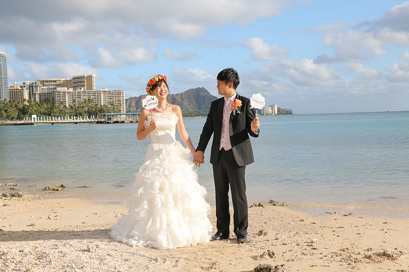 ビーチに出てフォトプロップなども使い撮影