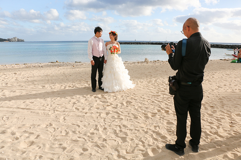 プロのウェディングカメラマンが2組それぞれに随行した