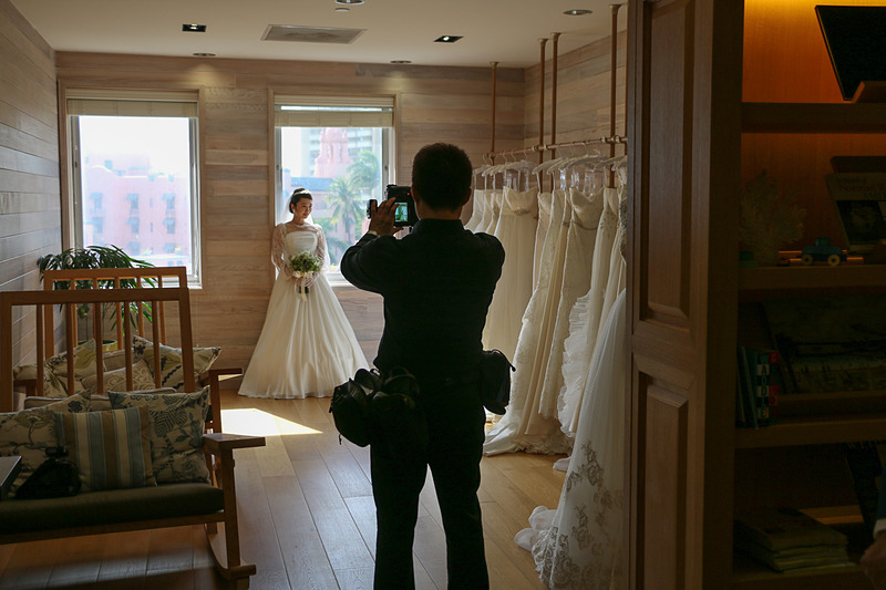 プロのウェディングカメラマンが2組それぞれに随行した