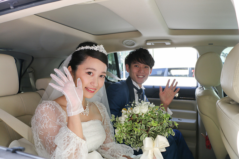 いよいよ式場となるジ・アカラ チャペルへ出発。このクルマの送迎は基本料金に含まれている