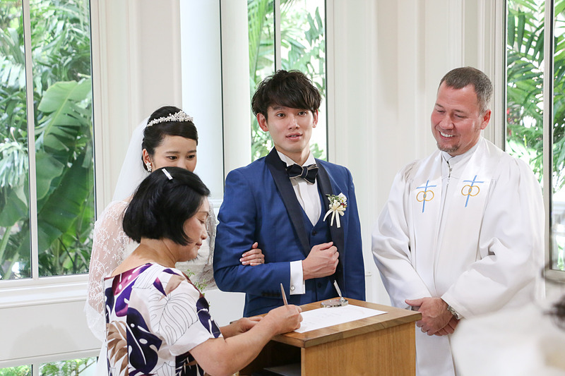 式の最後に結婚証明書にサイン