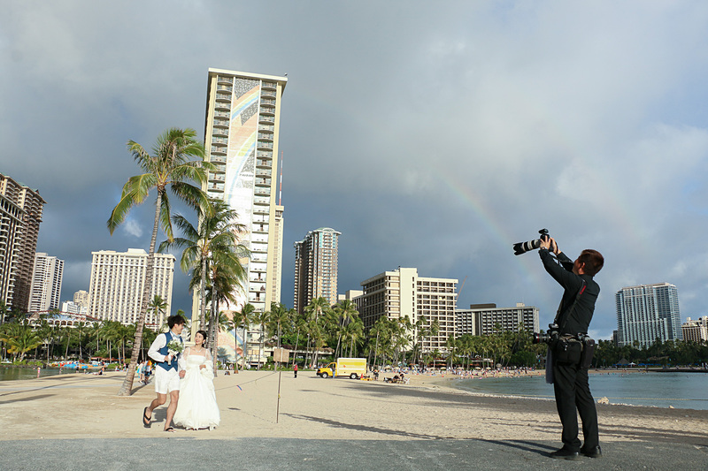 撮影中、レインボータワーの隣に本物の虹が2本現われて2人を祝福
