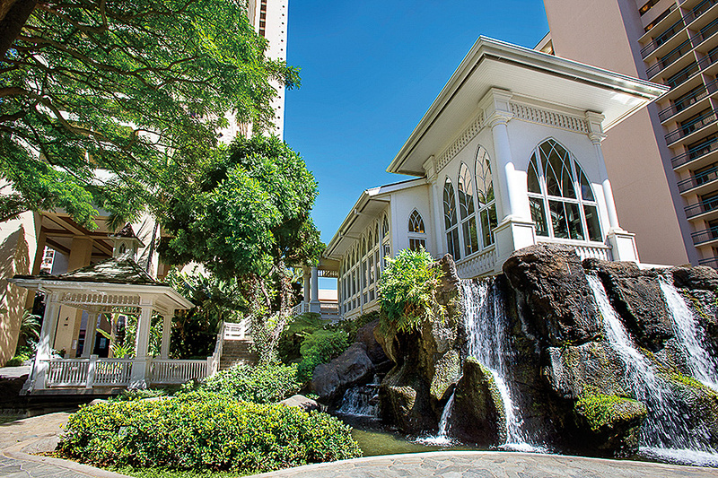 「ヒルトン・ハワイアン・ビレッジ・ワイキキ・ビーチ・リゾート」の緑豊かな中庭にある「ジ・アカラ チャペル」