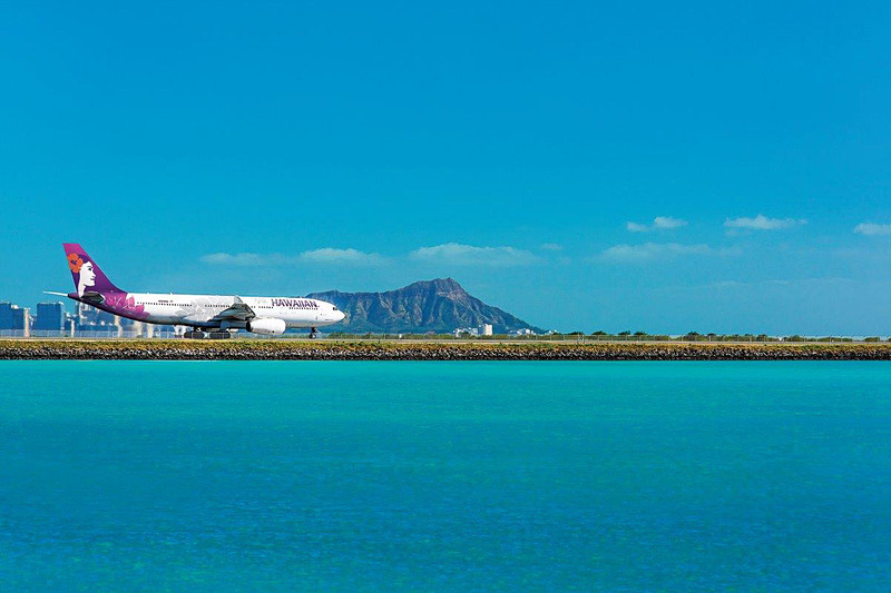 堺さんご夫妻は9時20分着のHA458便、和田さんご夫妻は11時55分着のHA856便でホノルル国際空港（ダニエル・K・イノウエ国際空港）へ到着（写真提供：ハワイアン航空）