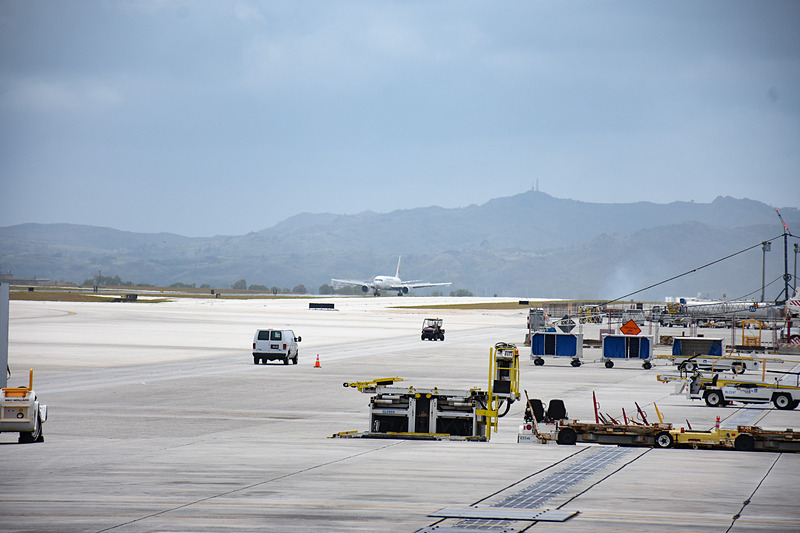 グアム空港に着陸、スポットインしてくるJL8941便