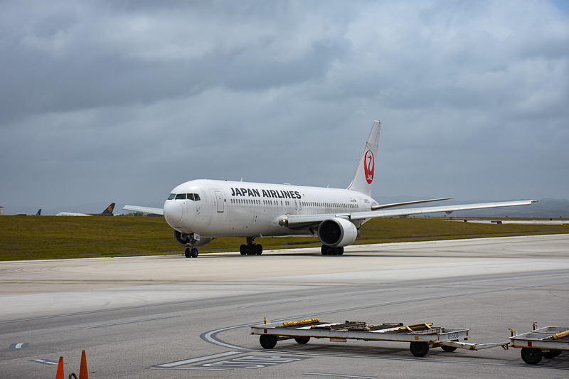 グアム空港に着陸、スポットインしてくるJL8941便