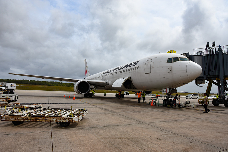 グアム空港に着陸、スポットインしてくるJL8941便