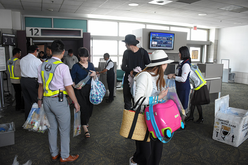 降機する利用者に記念品を手渡した