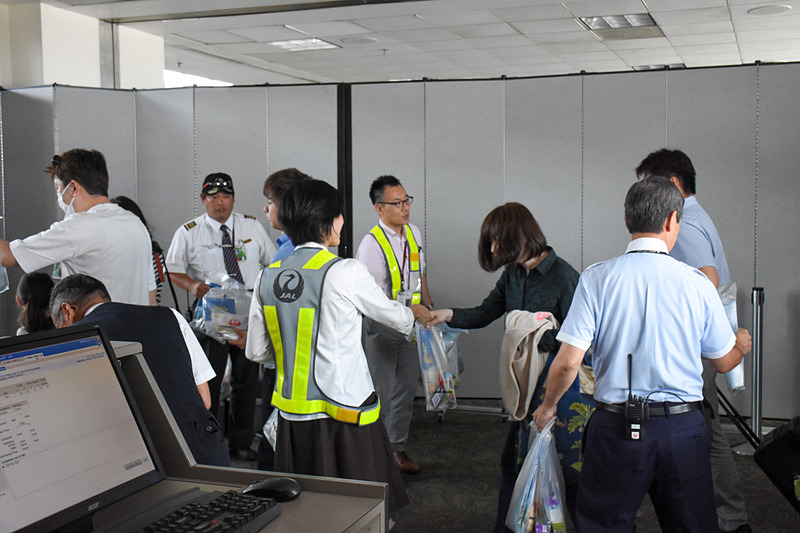 降機する利用者に記念品を手渡した